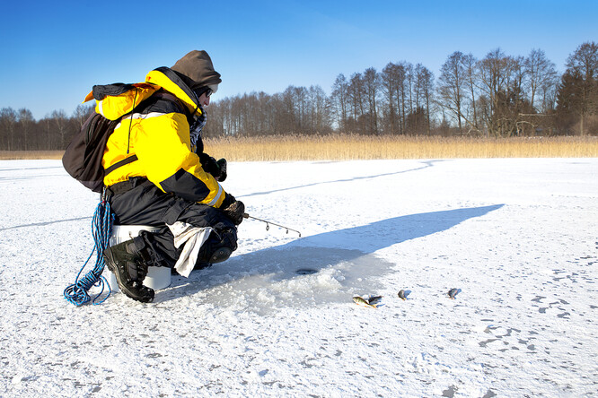 Lidé na ledu v té chvíli rybařili. Ilustrační foto