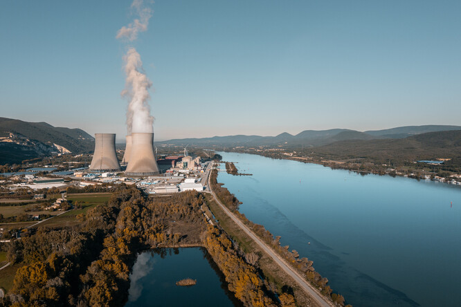 Letecký pohled na jadernou elektrárnu Cruas u řeky Rhone.