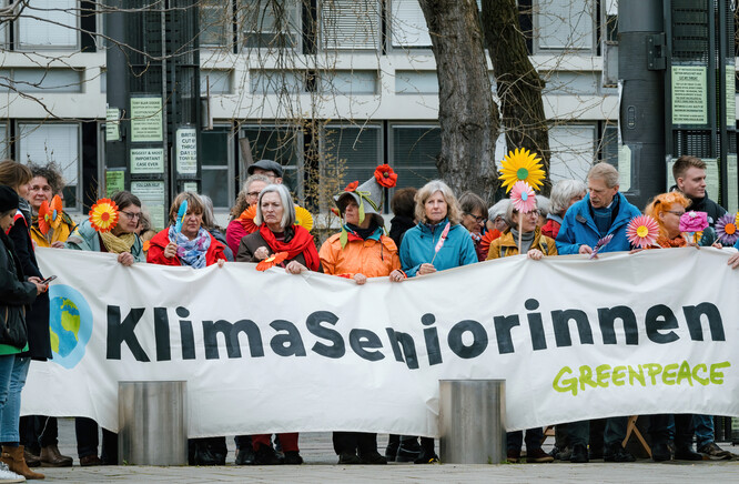 Švýcarské seniorky protestující v březnu loňského roku před Evropským soudem pro lidská práva ve Štrasburku proti své vládě, která podle nich dostatečně rychle nereaguje na změnu klimatu.