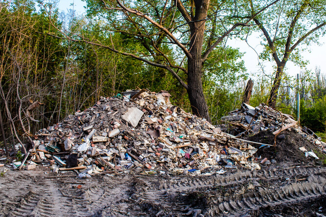 Suť ze zničených domů může velmi pravděpodobně obsahovat azbest, který by měl být bezpečně uložený na skládce nebezpečného odpadu. Na Ukrajině bude ale potřeba uložit tuny nebezpečného materiálu. Kam s ním?