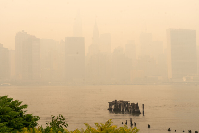 New York zahalený do kouře z kanadských lesních požárů 7. června 2023.