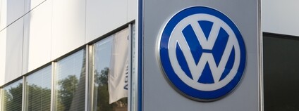 Logo Volkswagen na budově Foto: Depositphotos