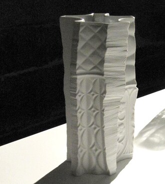 Designblok´11: Váza váz Maxima Velčovského s motivy dříve používanými na skleněných vázách. Velčovský si zakládá na výrobě svých předmětů v tuzemských porcelánkách a sklárnách.