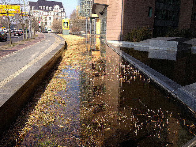 Zachycení dešťové vody na Postupimském náměstí v Berlíně.