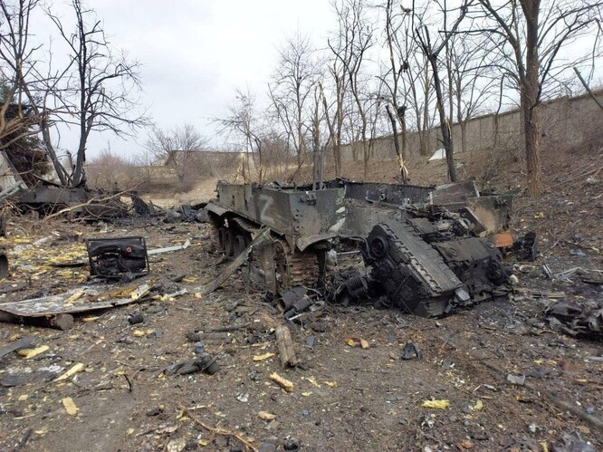 Každý zničený tank je bod kontaminace. Na snímku ruský tank zničený u Mariupolu.