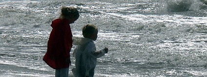 Děti na pláži. Foto: Wolfgang Sauber/Wikimedia Commons
