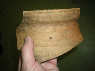 Jeden z nálezů na Zítkově - část středověké nádoby vyzdvižené ve spolupráci s archeologickým pracovištěm Regionálního muzea ve Vysokém Mýtě