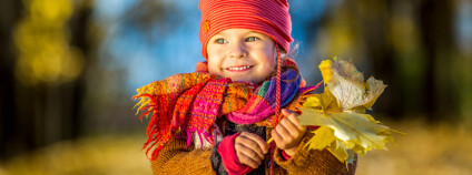 Dítě v podzimním lese Foto: S.Borisov / Shutterstock