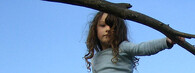 Dívka ve větvích