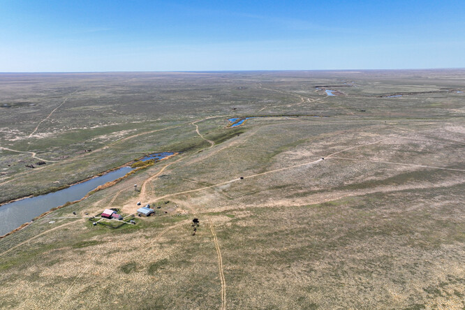 Letecký záběr krajiny v okolí reintrodukčního centra Alibi v Altyn Dala.