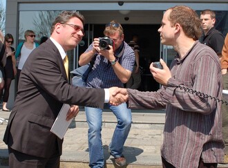 Náměstek ministra životního prostředí Tomáš Vrbík přebírá výzvu ŠumavaPro k rozšíření bezzásahových zón na Šumavě, duben 2011