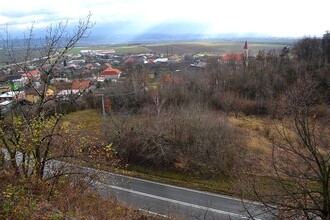 Výhled jižním směrem na Dolní Újezd z terénní hrany navazující na místní ekodukt…
