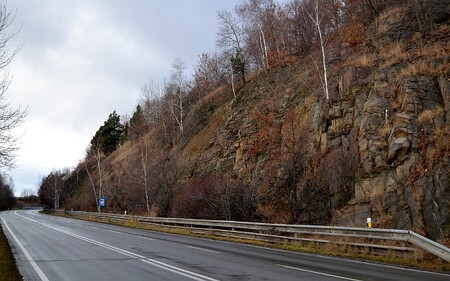 … předpokládalo zde ŘSD migraci kamzíků? (silnice II. třídy těsně pod strmým srázem navazující na ekodukt u Dolního Újezdu).