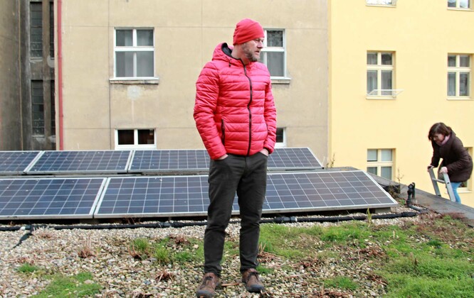 Michal Šperling stojí na střeše svého rodinného domu, která funguje jako kořenová čistírna odpadních vod.