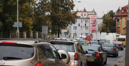 Doprava je největším znečišťovatelem ovzduší v hlavním městě. Jedním z řešení je podle dokumentu zvýhodnit automobily využívající ekologické druhy pohonu, zejména elektrickou energii. Majitelé hybridních automobilů na úřadě zaregistrují svůj vůz a zaplatí stokorunový poplatek. Následně mohou v místě svého trvalého bydliště parkovat kdekoliv v zónách. / Ilustrační foto dopravy v Praze