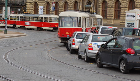 Pět procent automobilů, které jezdí v Praze, produkuje polovinu nejškodlivějších emisí. / Ilustrační foto