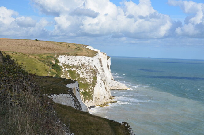 Křídové útesy nedaleko Doveru, jedna z nejznámějších přírodních památek Británie, vznikly před asi 90 miliony let. Jsou velmi náchylné k erozi, která z nich každý rok "ukousne" asi 30 centimetrů.