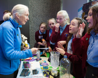 Jane Goodallová si povídá se studenty z Chowbent Primary School o jejich ekologických projektech.