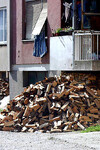 Dřevo na ulici v Bosně 
