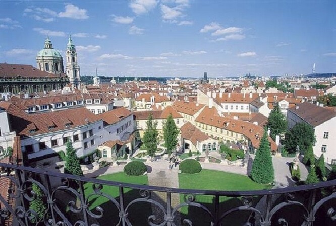 Vrtbovská zahrada je jednou z nejvýznamnějších pražských barokních památek svého druhu.
