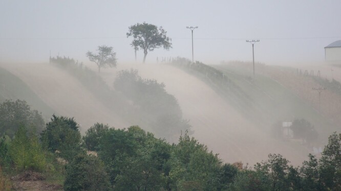 Když zafouká, jde z pole do vesnice nejen prach, ale prach obalený pesticidy. Necháváme zemědělce, aby nám kontaminovali ovzduší.