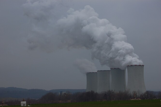 Chris Rosslowe, hlavní autor studie Ember uvedl, že odstavení uhelných elektráren v Česku je sice ambiciózní, ale realistický cíl.