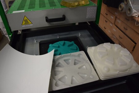 Vědci z Centra polymerních systémů Univerzity Tomáše Bati ve Zlíně vyvíjejí plastové potravinové misky vyráběné z ekologicky šetrného materiálu.