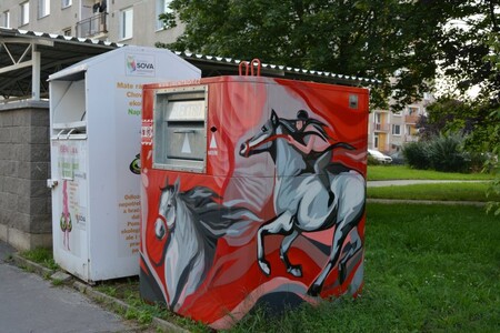 Pardubice se zapojily do projektu neziskové organizace Asekol nazvaného Umění třídit, kdy jsou červené kontejnery Asekolu na elektroodpad doplněny graffiti designem.