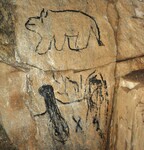 kresby na stěně jeskyně