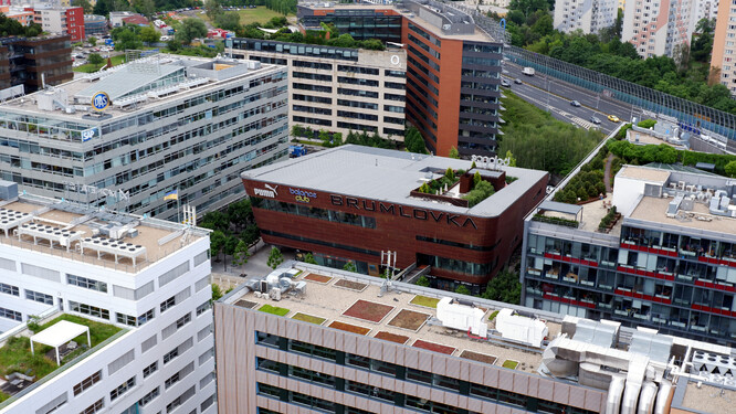 Na střechách v areálu Brumlovka převládá pobytová funkce - střechy jsou využity jako terasy se zelení.