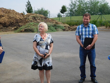 Prohlídka kompostárny, zleva Jana Plamínková (radní hl. m. Prahy) a Radim Polák (vedoucí oddělení odpadů odboru ochrany prostředí MHMP).