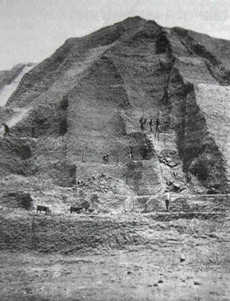 Těžba guána na Islas Chichas v Peru kolem roku 1860.