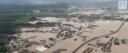Japonská vláda 9.7.2018 oznámila, že při záplavách (na obrázku) a sesuvech půdy na západě a jihu země zahynulo nejméně 100 lidí.