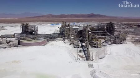 Atacama na severu Chile rozhodně patří k nejsušším místům na planetě Zemi a možná k nejstarším pouštím celého světa. Její území, připomínající měsíční krajinu, je z ekologického hlediska naprosto unikátní. A bohužel zajímavé je i pro energetický průmysl. Nachází se tu totiž 40 % světových zásob lithia, ústředního prvku pro výrobu bateriových systémů a zelených technologií.  / Ilustrační foto