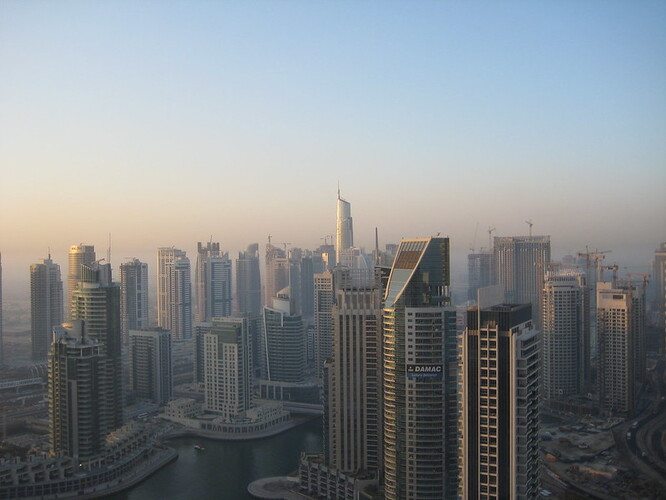 Dubaj je nejlidnatějším městem Spojených arabských emirátů, podle odhadu z roku 2020 tam žilo téměř 3,5 milionu lidí. V Dubaji se také nachází největší elektrárna poháněná plynem na světě, píše AFP.  Ilustrační foto