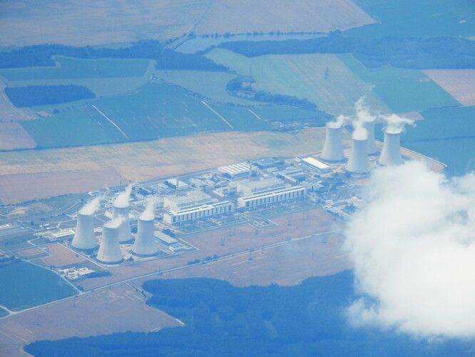 Jaderná elektrárna Dukovany, vyfocená z dopravního letadla na lince Oslo Vídeň.