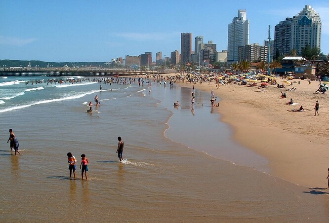 Durban a jeho pláže se obvykle v období vánočních svátků stávají oblíbeným místem, kam míří domácí i zahraniční turisté.