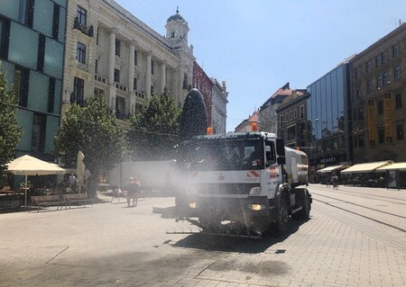 Městská část Brno-střed kvůli panujícímu vedru včera začala s kropením ulic v centru města.