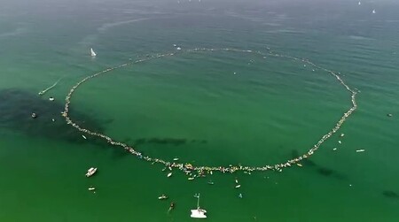 Skoro 1000 izraelských surfařů (na obrázku) se v pátek sešlo u Tel Avivu, aby poukázali na ekologické nebezpečí těžby plynu na plošinách umístěných v moři.