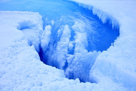 Ledovcový mlýn, vodou vytvořená trhlina v ledovci, kam mizí roztátá voda.