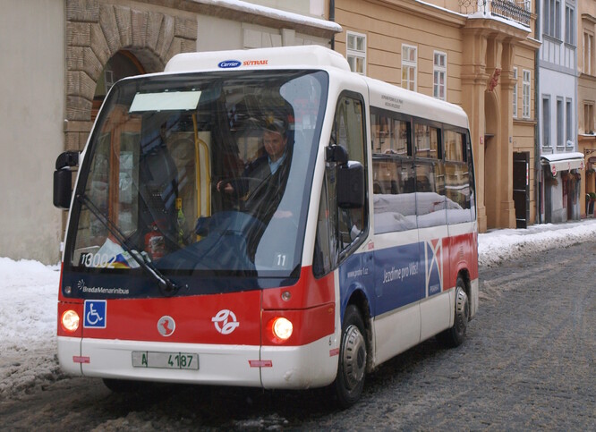 Mini elektrobus v pražských uličkách.