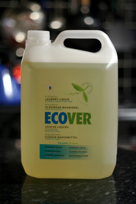 Aktuálně Ecover oznámil, že je na čase sáhnout po biotechnologii a pro výrobu povrchově aktivních látek využít řasy nakrmené cukrovou třtinou.