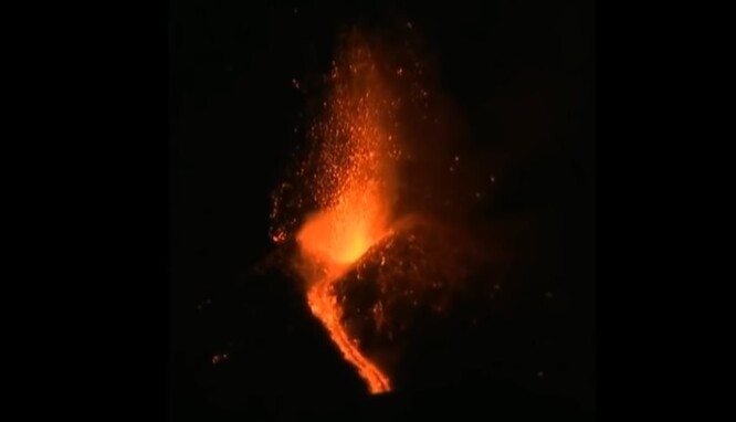 Etna je nejaktivnější evropskou sopkou, doutná prakticky neustále. Snímek zachycuje chrlení lávy v roce 2018.