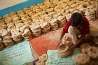 Chlapec rovná chleby v egyptském Luxoru