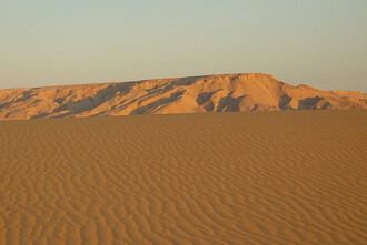 Poušť je v Egyptě přítomna všude – jemný písek a prach visí stále v ovzduší, chtě nechtě jej pojídáme se všemi potravinami. Sahara je ze své velké většiny „celopoušť“ úplně bez vegetace, nikoli polopoušť řekněme syrského typu, kde se „upase“ spousta ovcí a koz. Na snímku Egyptská západní poušť