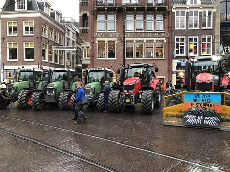 Tisíce farmářů včera svými traktory opět komplikovaly dopravu na nizozemských silnicích v rámci pokračujícího protestu kolem sporu o dusíkové emise.