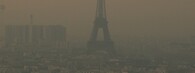 Eiffelovka ve smogu