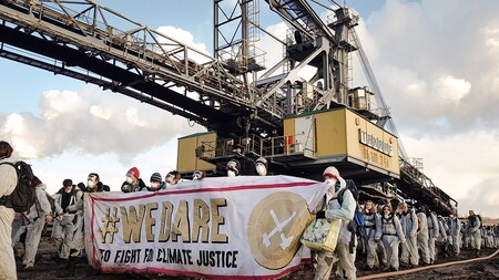 Stovky až tisíce klimatických aktivistů v sobotu na několik hodin obsadily tři hnědouhelné doly na východě Německa. Požadovaly okamžité ukončení těžby.