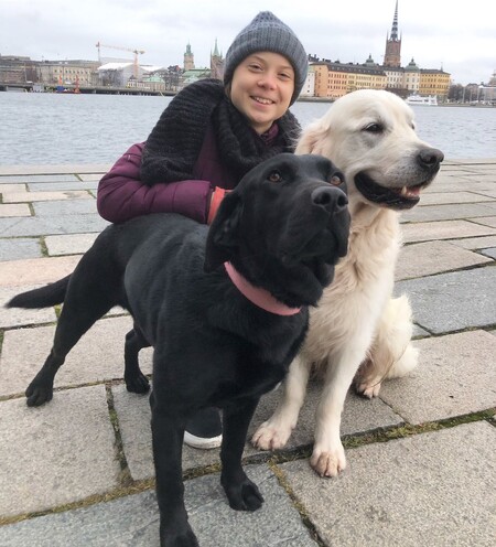 Švédská klimatická aktivistka Greta Thunbergová dorazila po několika měsících na cestách domů. Na twitteru včera zveřejnila fotografii ze Stockholmu, na níž je zachycena se dvěma psy.
