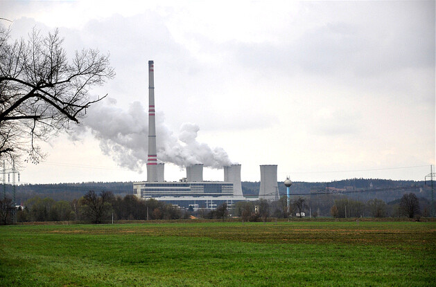 Elektrárna Chvaletice je nejmladší hnědouhelnou elektrárnou v zemi, v provozu je od roku 1979. Společnost Severní energetická (Sev.en) elektrárnu koupila od společnosti ČEZ v roce 2013